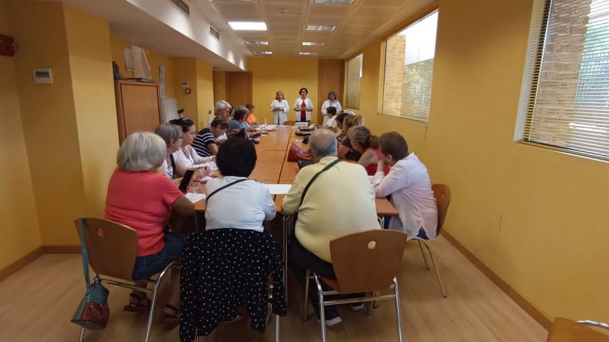 Texto Alternativo: Las Unidades de Atención al Usuario de Primaria de Torrejón de Ardoz forman a los mayores en herramientas digitales de salud