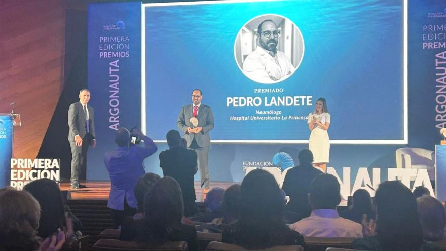 Texto Alternativo: Un neumólogo del Hospital de La Princesa, premiado por su labor durante la pandemia al frente de la UCRI del Hospital Enfermera Isabel Zendal