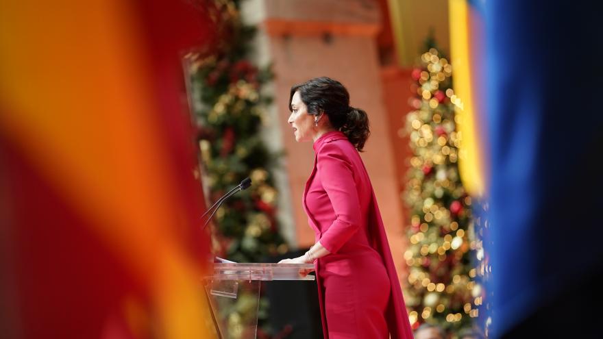 Texto Alternativo: Díaz Ayuso reivindica la Constitución como “dique de contención frente a quien nos quiere separar”: “Unos pocos no pueden destruir lo que el Gobierno de la Comunidad construye entre tantos”