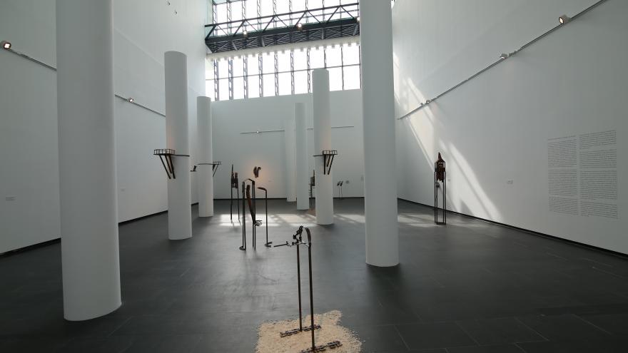 Texto Alternativo: La Comunidad de Madrid invita a disfrutar en este puente de las exposiciones dedicadas a Luis Gordillo, Cristina de Middel o Juan Muñoz