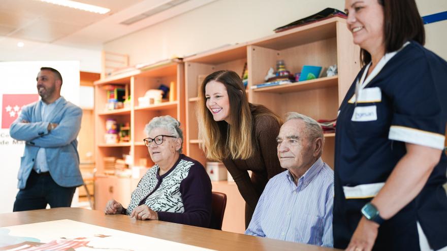 Texto Alternativo: La Comunidad de Madrid implantará el próximo año un sistema de geolocalización para mayores en centros de día y residencias públicas