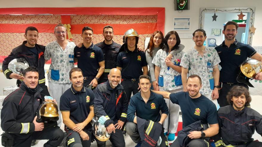 Texto Alternativo: Los niños ingresados en el Hospital del Henares reciben la visita de bomberos de la Comunidad de Madrid del parque de Coslada