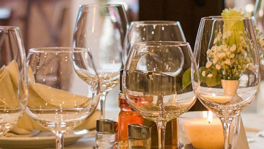 Texto Alternativo: La Comunidad y Hostelería Madrid sellan un acuerdo para avanzar en la competitividad y ampliar la oferta de sus bares y restaurantes