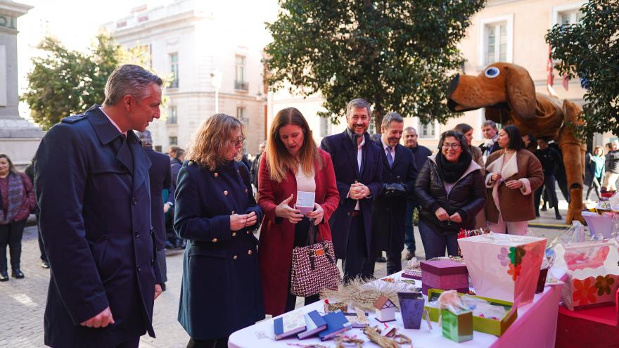 Texto Alternativo: La Comunidad de Madrid inaugura en la Plaza de Pontejos un mercadillo navideño con artículos elaborados por entidades y productores locales