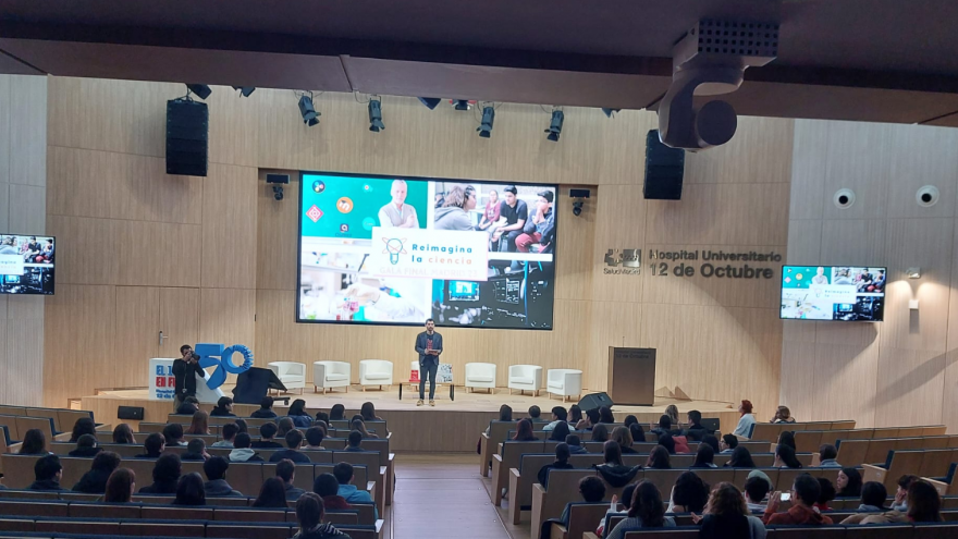 Texto Alternativo: El Hospital 12 de Octubre colabora un año más en 'Reimagina la ciencia', un programa divulgativo en el que han participado cerca de 3.000 estudiantes madrileños