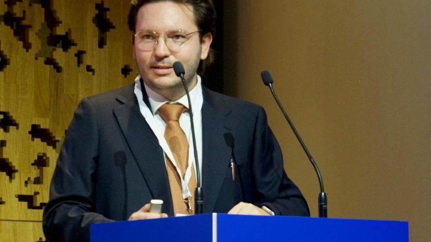 Texto Alternativo: Un médico residente del Servicio de Anestesia del Hospital Puerta de Hierro, premio al mejor artículo científico publicado por un investigador MIR