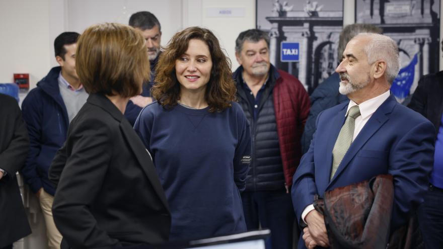 Texto Alternativo: Díaz Ayuso garantiza el diálogo con el sector del taxi para seguir mejorando el servicio y ampliando el transporte a demanda