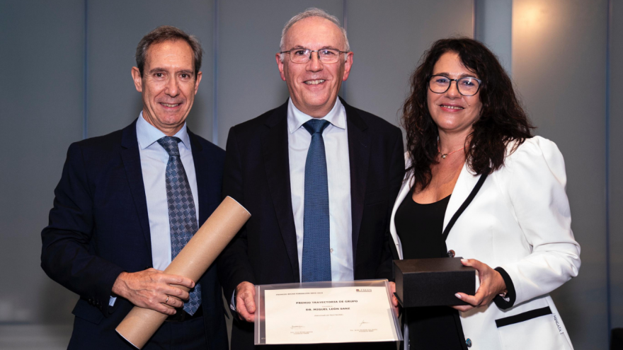 Texto Alternativo: Miguel León Sanz, endocrinólogo del Hospital 12 de Octubre, recibe el Premio a la Trayectoria de Grupo de la Sociedad Española de Endocrinología y Nutrición