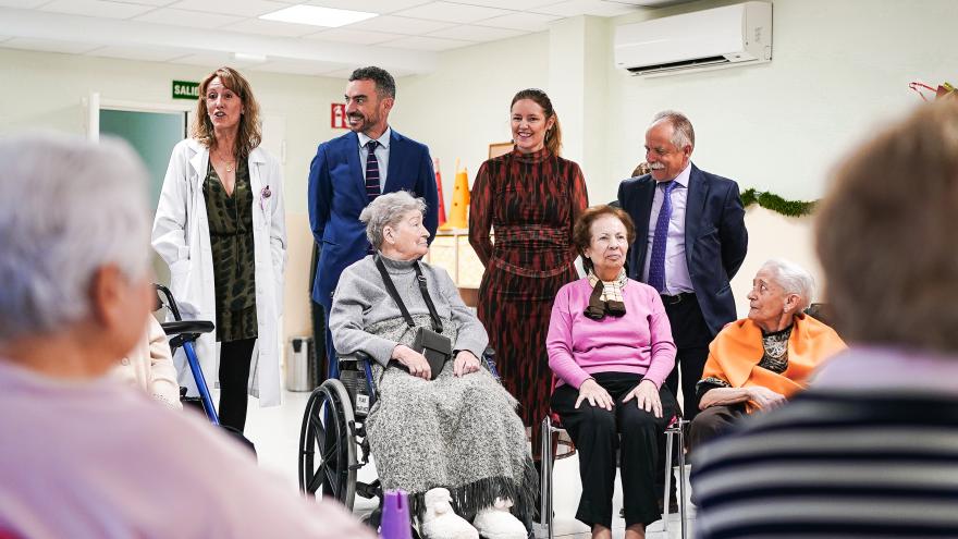 Texto Alternativo: La Comunidad de Madrid celebra la segunda edición de Navidad en compañía, un proyecto que persigue combatir la soledad de los mayores en estas fechas