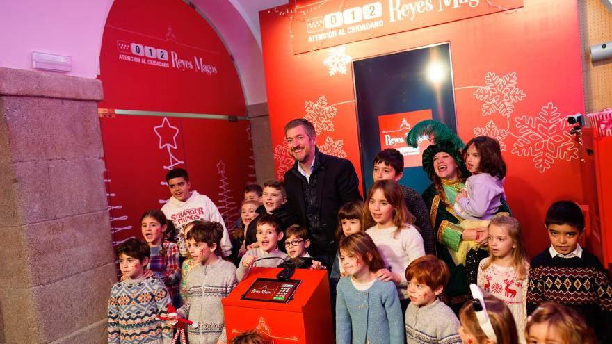 Texto Alternativo: La Comunidad de Madrid habilita el servicio 012 Reyes Magos para que los niños puedan hablar con un Paje Real y pedir sus regalos a Sus Majestades