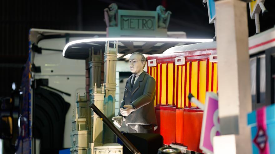 Texto Alternativo: La Comunidad de Madrid participa por primera vez en la cabalgata de Reyes con una carroza de Metro