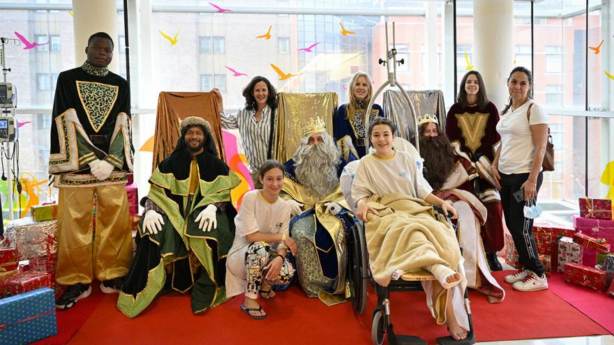 Texto Alternativo: Los Reyes Magos reparten ilusión y regalos en el Hospital Materno-Infantil Gregorio Marañón