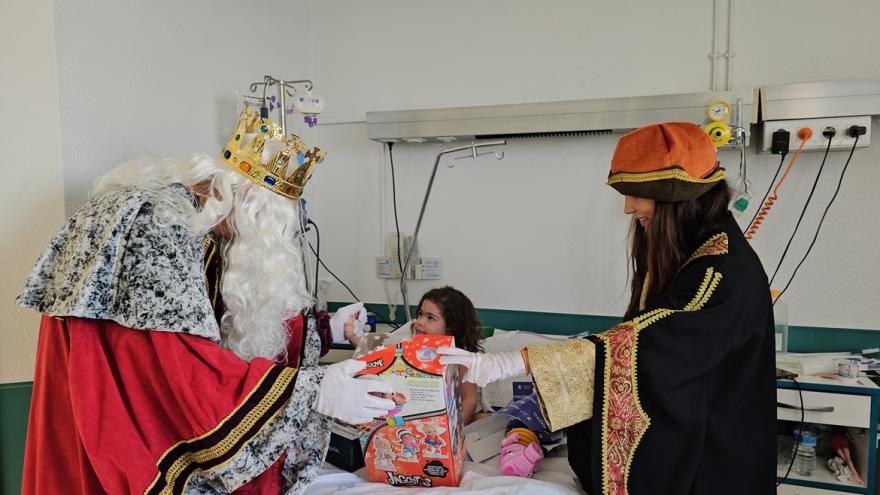 Texto Alternativo: Los niños ingresados en el Hospital 12 de Octubre reciben la visita de Sus Majestades los Reyes Magos de Oriente