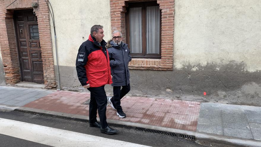 Texto Alternativo: La Comunidad de Madrid renueva las aceras de una de las vías principales de Rascafría para mejorar su accesibilidad