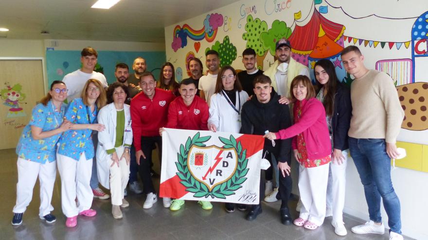 Texto Alternativo: Los niños ingresados en el Hospital Universitario Infanta Leonor reciben la vista de los jugadores del Rayo Vallecano