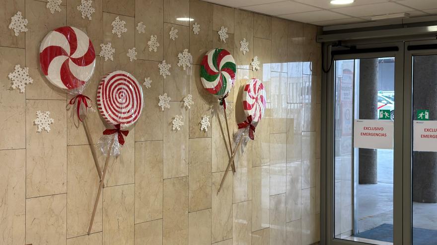 Texto Alternativo: Pacientes y profesionales visten de Navidad el Hospital Universitario de Móstoles