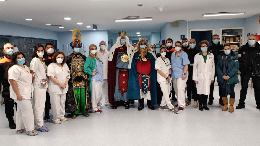 Texto Alternativo: El Hospital Severo Ochoa ha llevado regalos y música en Navidad a más de 300 pacientes de Pediatría y adultos