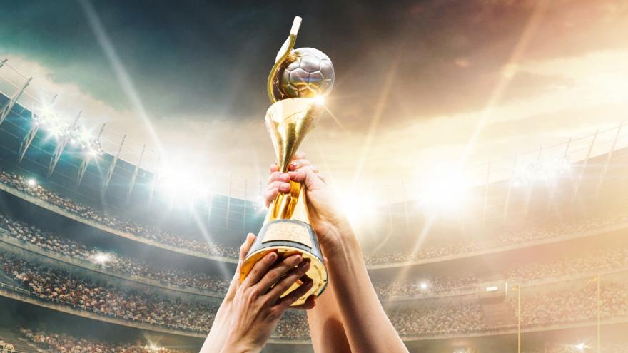 Texto Alternativo: La Comunidad de Madrid exhibirá las Copas del Mundial Femenino de Fútbol y la UEFA Nations League masculina en la Real Casa de Correos
