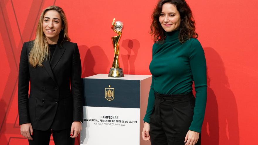 Texto Alternativo: Díaz Ayuso da la bienvenida a los trofeos del Mundial Femenino y la UEFA Nations League: “La historia del fútbol mundial se ha escrito en rojo y gualda”