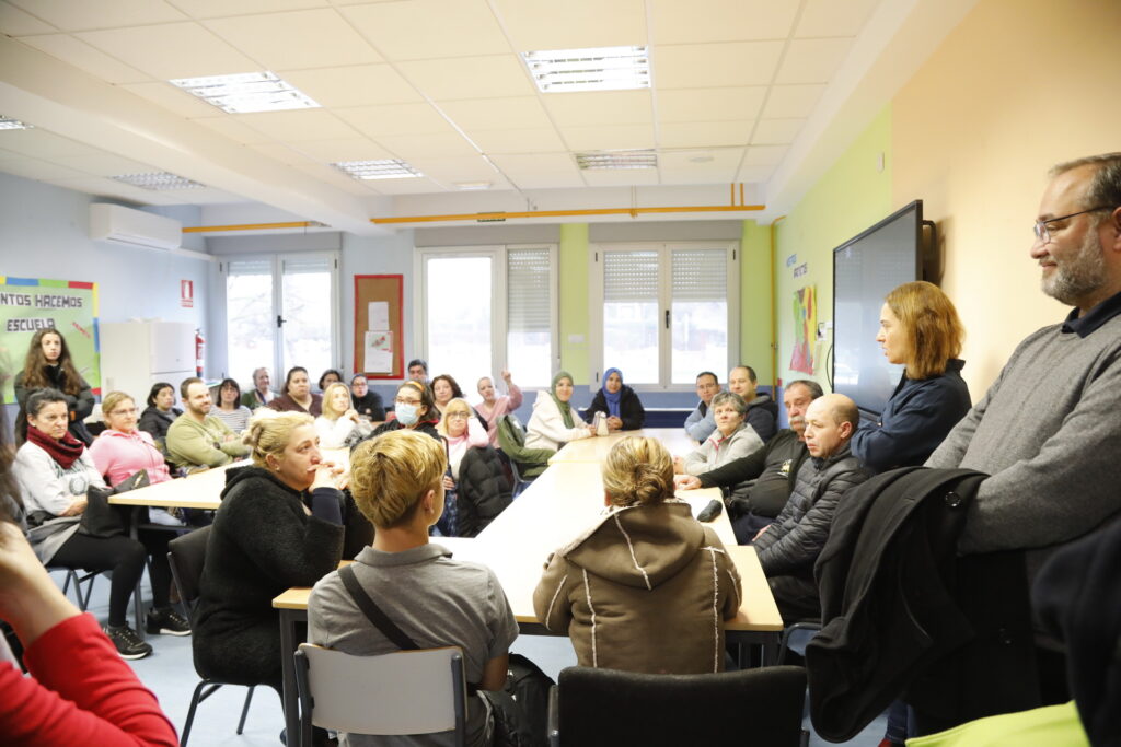 Texto Alternativo: La alcaldesa ha entregado 40 nuevas pulseras TEA a niños de Getafe
