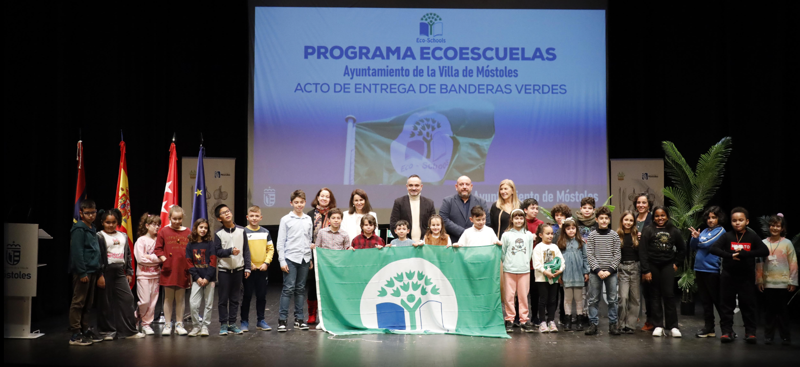 Texto Alternativo: El Alcalde de Móstoles hace entrega de las Banderas Verdes de ‘Ecoescuelas’ a 6 colegios de la ciudad, por sus proyectos de educación ambiental