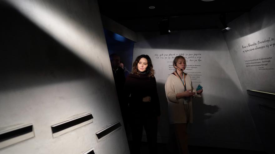 Texto Alternativo: Díaz Ayuso visita el Museo POLIN que recorre la historia de los 1.000 años de los judíos en Polonia