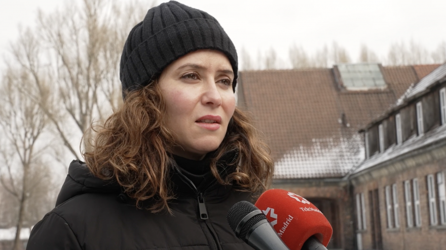 Texto Alternativo: Díaz Ayuso recuerda a las víctimas del genocidio nazi en los campos de concentración de Auschwitz: “No debemos olvidar cómo se perdió la dignidad”