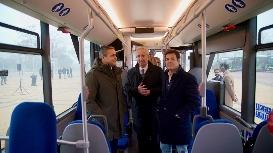 Texto Alternativo: La Comunidad de Madrid suma a su flota de autobuses interurbanos 322 autocares impulsados por energías limpias en 2023