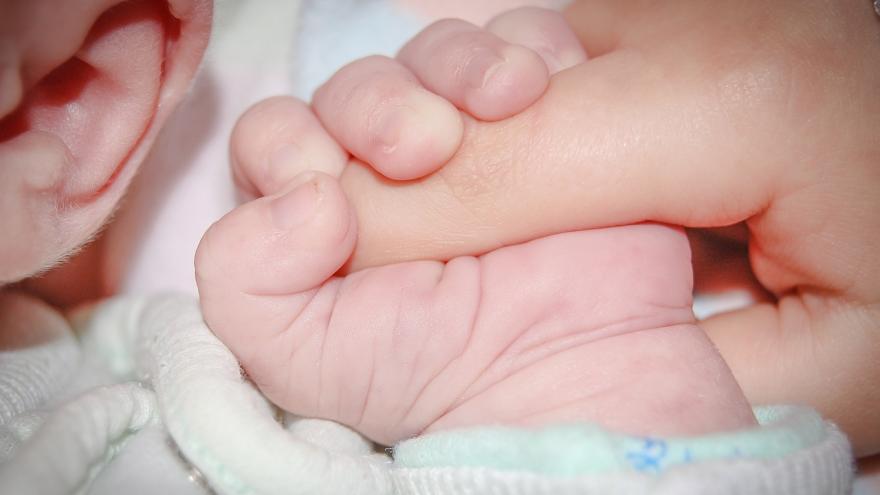 Texto Alternativo: El Hospital Universitario del Henares programa nuevas sesiones de su 'Escuela de madres y padres'