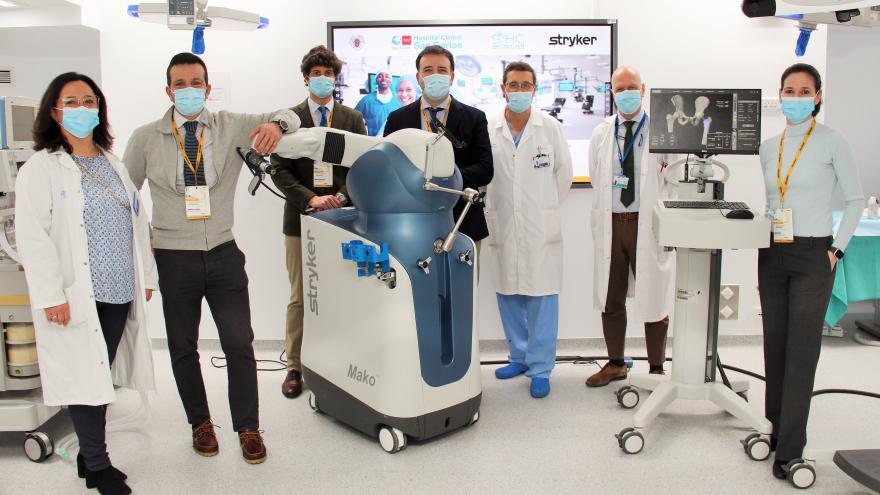 Texto Alternativo: El Hospital Clínico San Carlos forma a médicos residentes madrileños en cirugía robótica en traumatología
