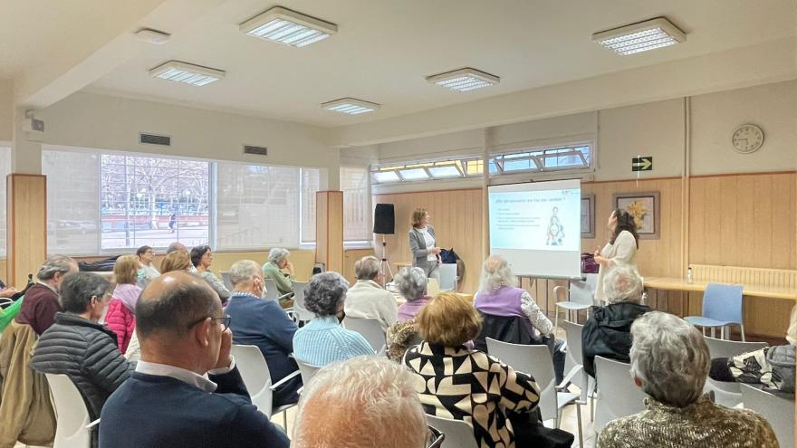 Texto Alternativo: Las profesionales de Isla de Oza ofrecen una charla sobre vacunación en adultos en el Centro de Mayores Dehesa de la Villa