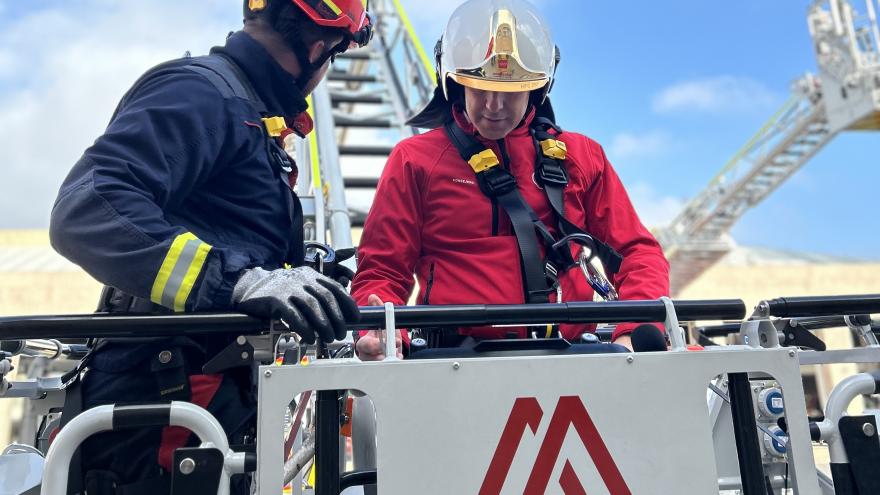 Texto Alternativo: La Comunidad de Madrid renueva el 20% de su flota de vehículos autoescalera para el Cuerpo de Bomberos regional