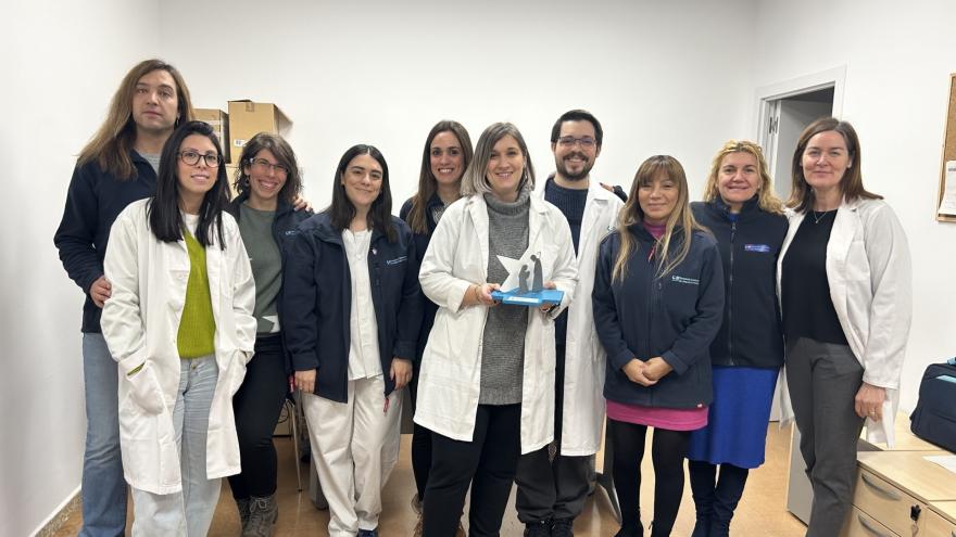 Texto Alternativo: La UAR de la Dirección Asistencial Noroeste recibe su premio del VI Concurso de Belenes en espacios públicos sanitarios