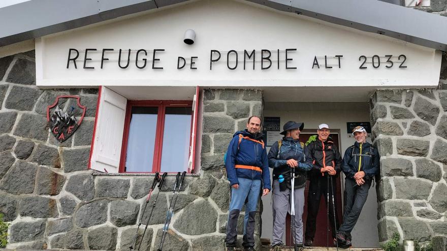 Texto Alternativo: Un médico del Hospital Gregorio Marañón inicia el reto de ascender al Kilimanjaro junto a su paciente operado de un sarcoma retroperitoneal