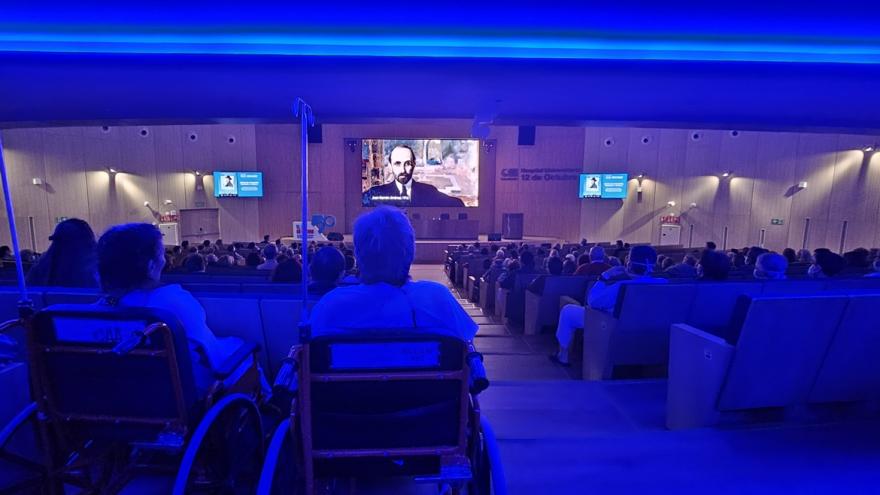 Texto Alternativo: Pacientes, familiares y profesionales del Hospital 12 de Octubre disfrutan de un documental sobre la pintura de Joaquín Sorolla