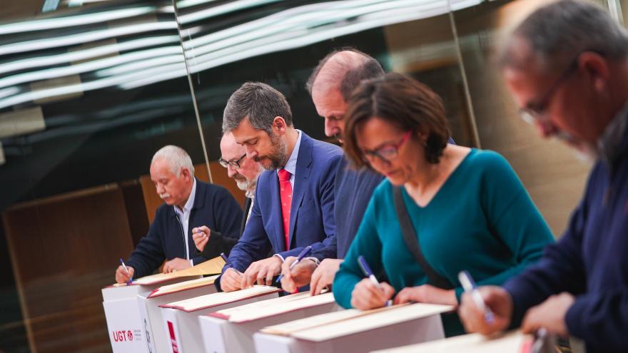 Texto Alternativo: La Comunidad de Madrid firma un nuevo acuerdo para mejorar las condiciones económicas y laborales de sus funcionarios de Justicia