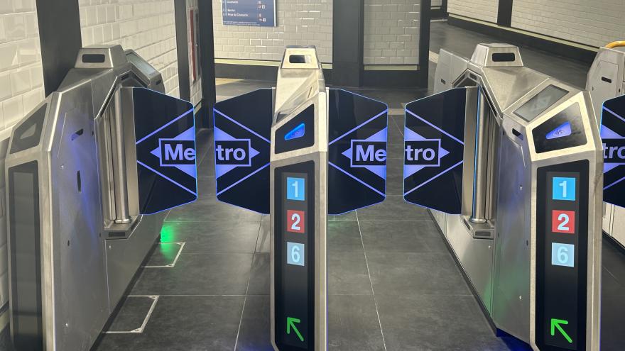 Texto Alternativo: La Comunidad de Madrid estrena tornos inteligentes en las estaciones de Metro de Cuatro Caminos y Reyes Católicos