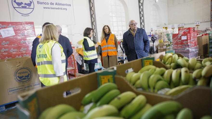 Texto Alternativo: La Comunidad de Madrid aprobará 7 millones en ayudas para personas que no accedan a la alimentación básica con las tarjetas monedero del Gobierno central