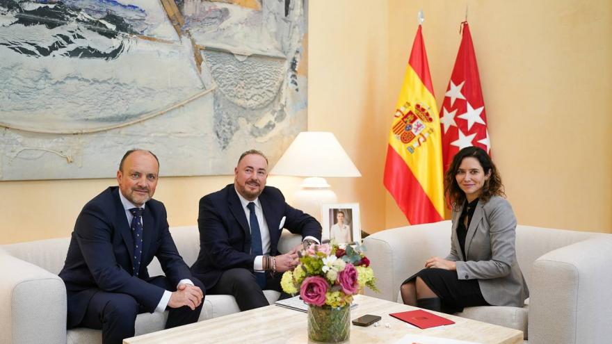 Texto Alternativo: Díaz Ayuso se reúne con reel Gobierno de la Comunidad de Madrid presentantes de la Confederación de Cooperativas de Viviendas de España