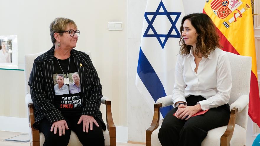 Texto Alternativo: Díaz Ayuso traslada a los familiares de los israelíes secuestrados por Hamás su deseo de que pronto puedan reencontrarse