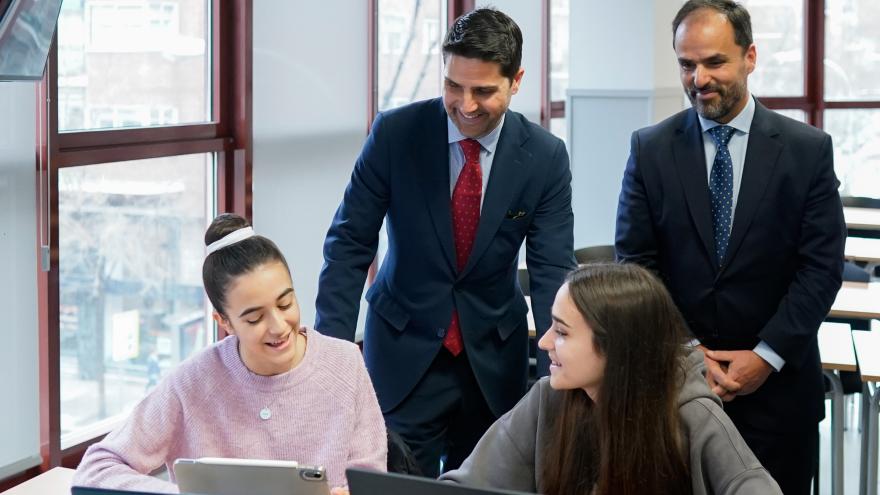 Texto Alternativo: La Comunidad de Madrid conmemora el Día de la Mujer y la Niña en la Ciencia con actividades para fomentar las vocaciones tecnológicas en los escolares