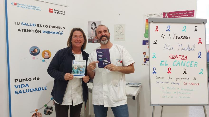 Texto Alternativo: Los ciudadanos madrileños reciben información sobre prevención del cáncer a través de los profesionales de los centros de salud