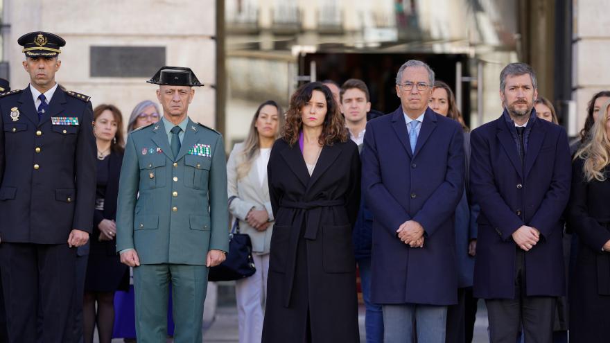 Texto Alternativo: Díaz Ayuso rinde homenaje a los guardias civiles asesinados en Barbate y elogia a “tantos agentes que dan su vida por los demás”