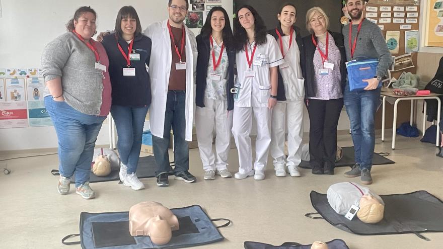 Texto Alternativo: Profesionales de Atención Primaria de la Comunidad explican a los escolares cómo actuar ante emergencias