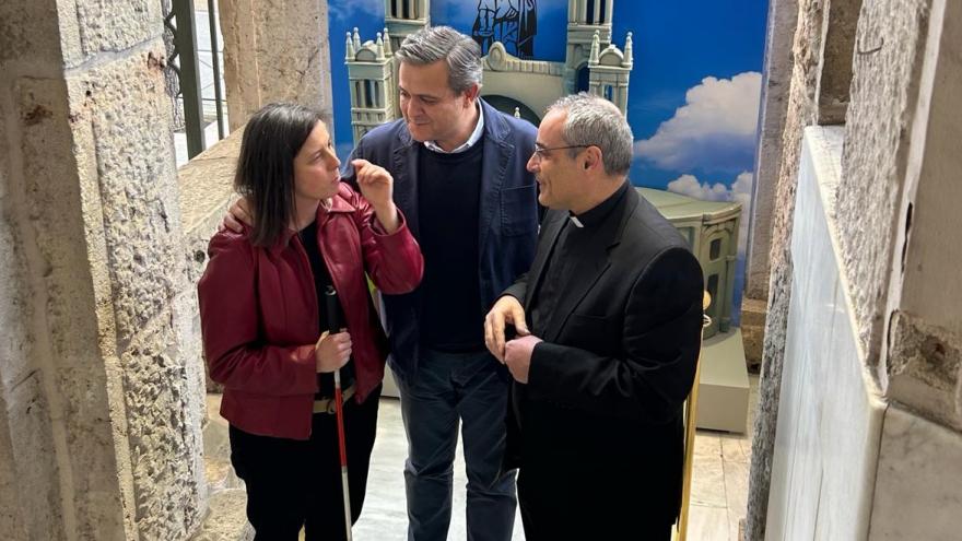 Texto Alternativo: La Comunidad de Madrid entrega a la parroquia de Maudes una maqueta para que sus feligreses sordociegos conozcan la iglesia de forma táctil
