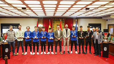 Texto Alternativo: El Alcalde recibe a los jugadores mostoleños ganadores del Campeonato de Selecciones Autonómicas Sub-16 y Sub-19 de Fútbol Sala