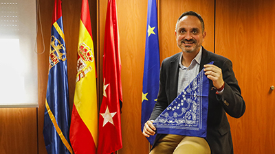 Texto Alternativo: La fachada del Ayuntamiento de Móstoles se ilumina de amarillo para conmemorar el Día Mundial del Cáncer Infantil
