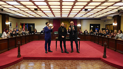 Texto Alternativo: El Ayuntamiento de Móstoles entrega la Medalla de Oro de la ciudad a Luna Reyes