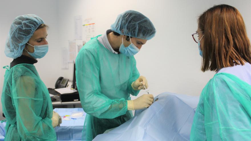 Texto Alternativo: El Servicio de Oftalmología del Hospital Puerta de Hierro emplea la terapia génica por primera vez en el marco de un ensayo clínico para la degeneración macular