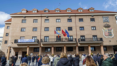 Texto Alternativo: El Ayuntamiento de Móstoles ha guardado un minuto de silencio en solidaridad con las víctimas y afectados del incendio de dos edificios en Valencia